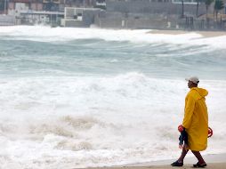 La Estación Meteorológica de la Fuerza Aérea Mexicana estima un oleaje de entre 3 y 4.5 metros de altura en Manzanillo. EFE/J. Reyes