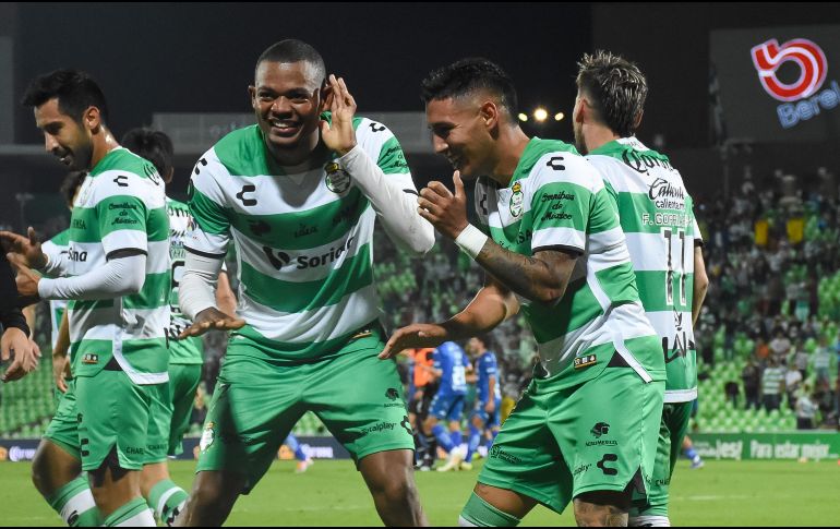 Harold Preciado y Leonardo Suárez en festejo de gol. Los Guerreros amanecen en los puestos directos de liguilla. IMAGO7/E. Saavedra