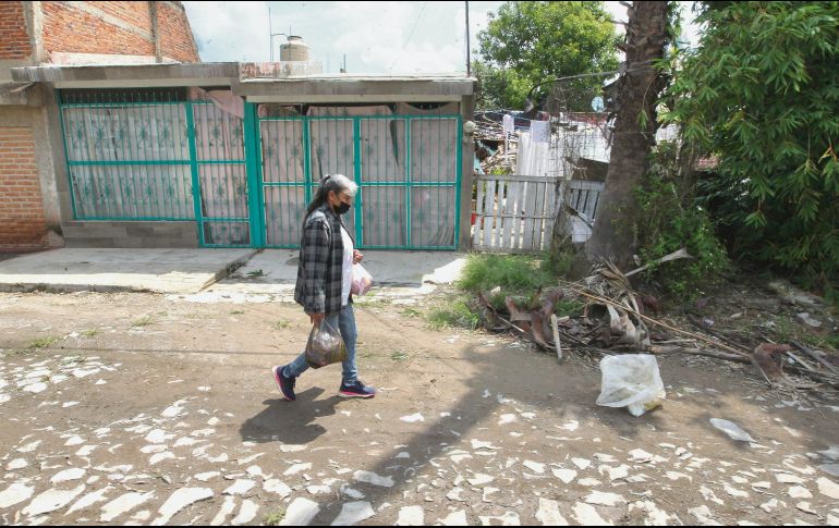 Los transeúntes se exponen al paso de los vehículos. EL INFORMADOR/A. Camacho