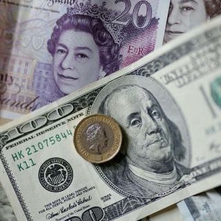 La libra esterlina cae a su nivel más bajo frente al dólar desde 1985