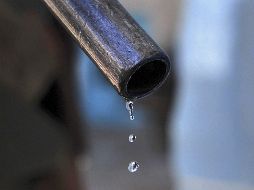 Fotografía de archivo que muestra un grifo que gotea en una estación de gasolina en Saná, Yemen. EFE/ARCHIVO