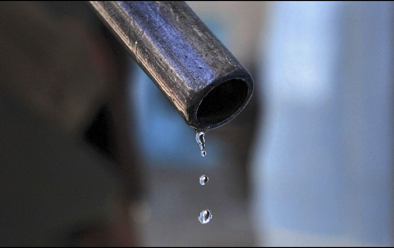 Fotografía de archivo que muestra un grifo que gotea en una estación de gasolina en Saná, Yemen. EFE/ARCHIVO