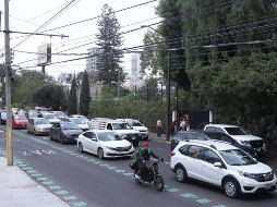La hilera de autos se genera sobre avenida Hidalgo, rebasando el cruce con Américas, debido a la salida en un colegio ubicado en el tramo del BusBici; no hay agentes viales. EL INFORMADOR/ C. ZEPEDA