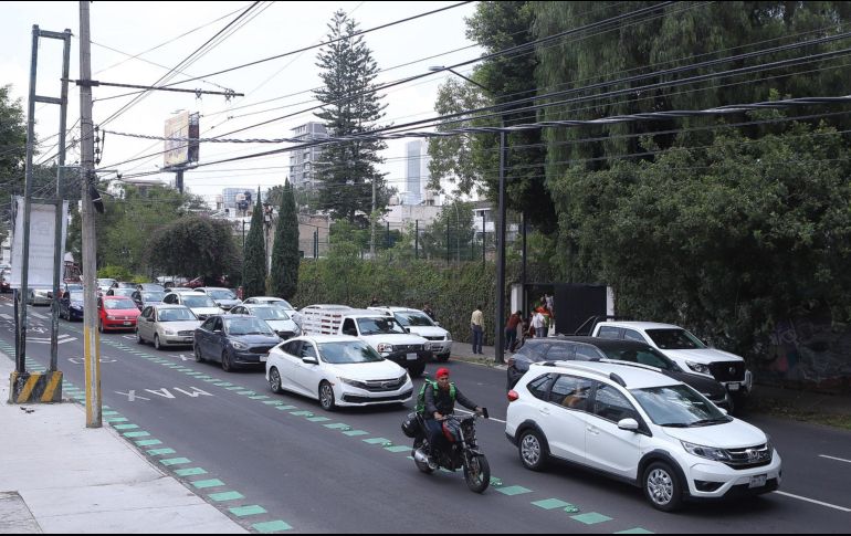 La hilera de autos se genera sobre avenida Hidalgo, rebasando el cruce con Américas, debido a la salida en un colegio ubicado en el tramo del BusBici; no hay agentes viales. EL INFORMADOR/ C. ZEPEDA