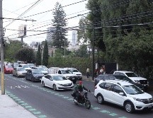 La hilera de autos se genera sobre avenida Hidalgo, rebasando el cruce con Américas, debido a la salida en un colegio ubicado en el tramo del BusBici; no hay agentes viales. EL INFORMADOR/ C. ZEPEDA