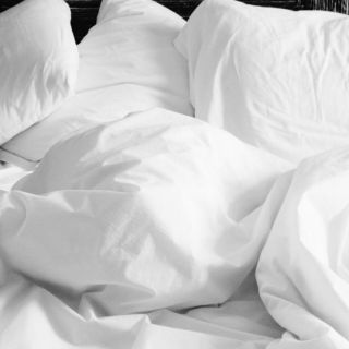 La mayoría de hombres solteros tarda hasta 4 meses sin lavar sus sábanas