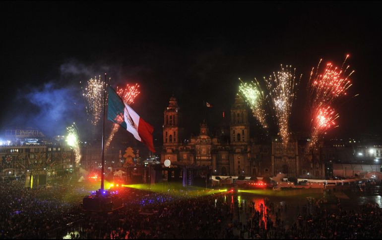 Cada año, el Presidente de México en turno tiene la obligación de repicar la Campana de Dolores para revivir, ante el público congregado en la plancha del Zócalo la noche del 15 de Septiembre, el grito de Independencia. EFE / ARCHIVO