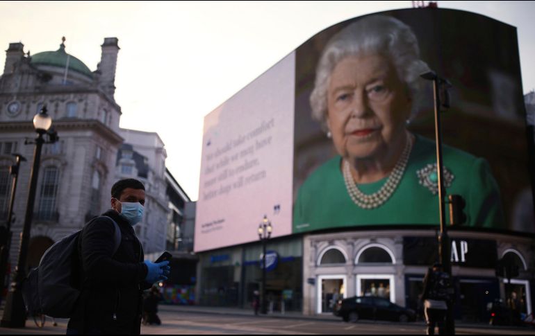 Los doctores que atienden a la reina Isabel II se mostraron este jueves 