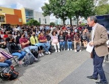 Realizan "masterclass" frente a Casa Jalisco; le regalan libros al gobernador