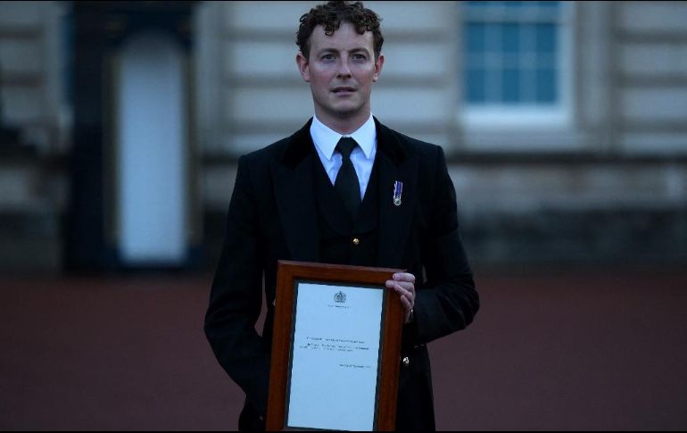 Un aviso que comunica la muerte de la reina Isabel II se coloca en las rejas fuera del Palacio de Buckingham. AFP / D. Leal