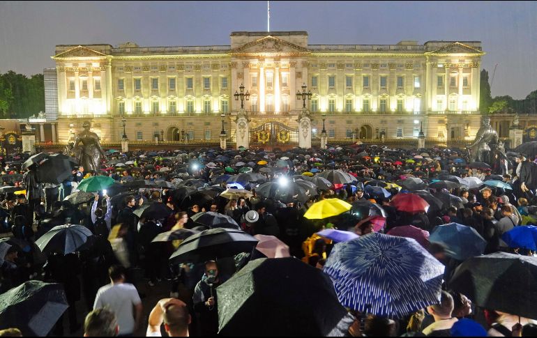Decenas de personas esperan noticias sobre el funeral tras la muerte de la Reina Isabel II. AP / V. Jones