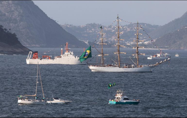 Una decena de barcos, buzos y helicópteros fueron trasladados al lugar para buscar a los desaparecidos. XINHUA/W. Tiancong