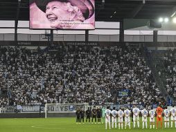A través de redes sociales, el Arsenal reforzó el homenaje que llevó a cabo en el campo. EFE/G. EHRENZELLER