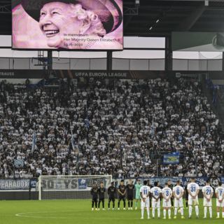 Así fue el emotivo homenaje que dedicó el Arsenal en memoria de la Reina Isabel II