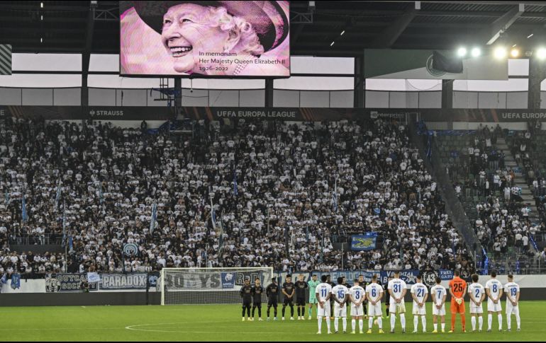 A través de redes sociales, el Arsenal reforzó el homenaje que llevó a cabo en el campo. EFE/G. EHRENZELLER