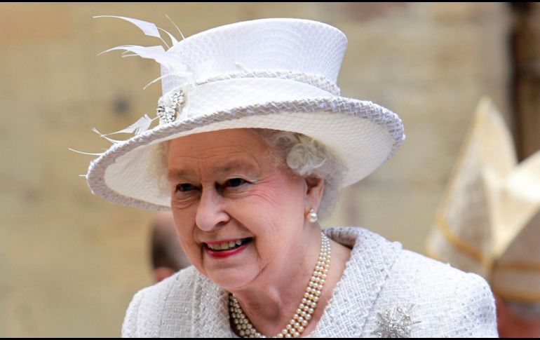 A pesar de la lluvia que se registraba en ese momento, ciudadanos acudieron al palacio de Buckingham, residencia oficial de la Reina, donde permanecieron ahí por horas y que lamentablemente se enteraron de la muerte su majestad. EFE / ARCHIVO
