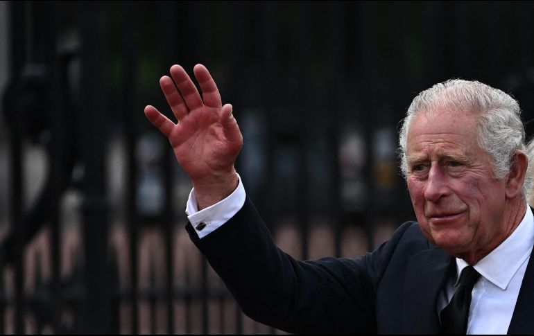 Afuera del Palacio de Buckingham, Carlos III saludó a quienes lo esperaban. AFP / B. Stansall