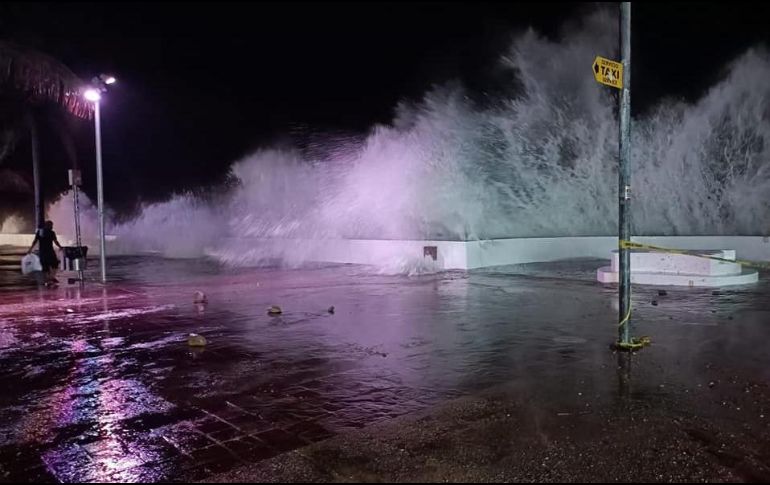Autoridades pidieron a los turistas y personas que transitan en el lugar tomar precauciones. Facebook / Protección Civil y Bomberos Puerto Vallarta