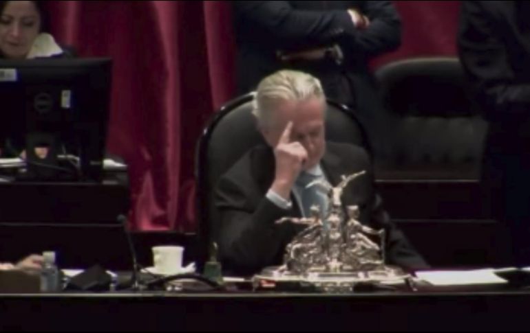 En el video se ve a Santiago Creel que constantemente se llevaba las manos a la frente y negaba con la cabeza muy avergonzado por su error. TWITTER