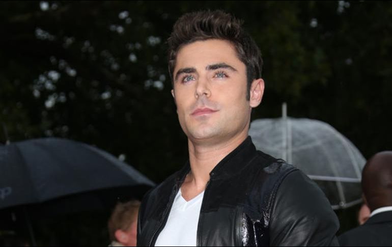 Zac Efron rechazó que la apariencia de su rostro en la fotografía, que se volvió viral y sumamente criticada, se debiera a una cirugía estética. AP / ARCHIVO