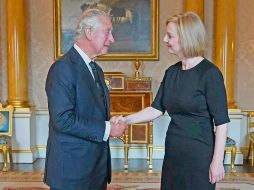Carlos III se reunió con la primera ministra Liz Truss, en lo que fue su primer contacto oficial. AFP