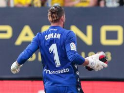 La imagen del encuentro la dejó el portero Jeremy Ledezma, portero del Cádiz. EFE/R. RÍOS