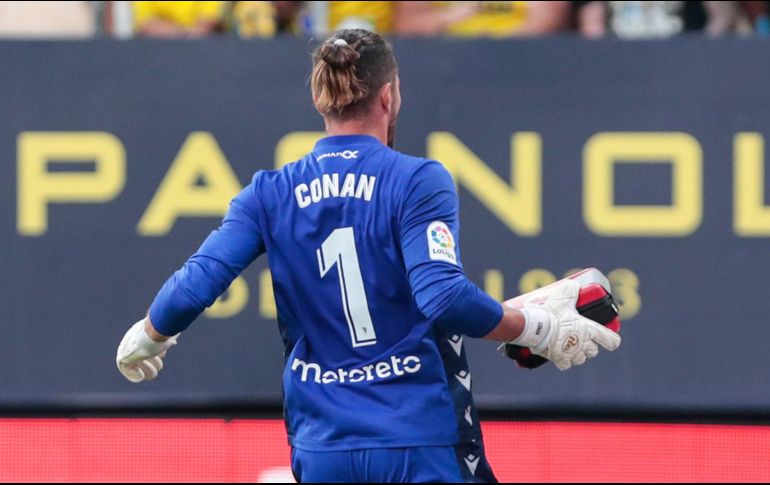 La imagen del encuentro la dejó el portero Jeremy Ledezma, portero del Cádiz. EFE/R. RÍOS