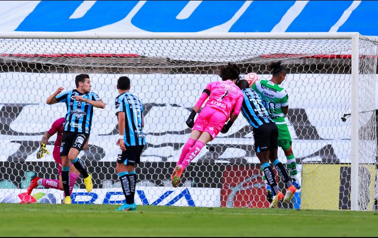 Carlos Acevedo se tiró de palomita para empatar el marcador. IMAGO7