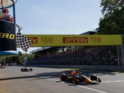 Esta es la quinta victoria consecutiva de Verstappen. AFP/C. de Luca