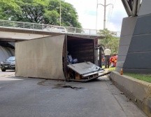 Por el siniestro, hubo un derrame de diésel y vidrios en el lugar, los cuales fueron saneados por bomberos de Guadalajara. ESPECIAL /