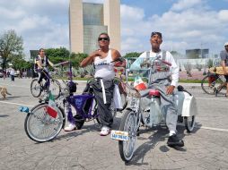 Berna (izquierda, bici morada) y Jesús (derecha bici rosa con blanca). EL INFORMADOR/R. BOBADILLA