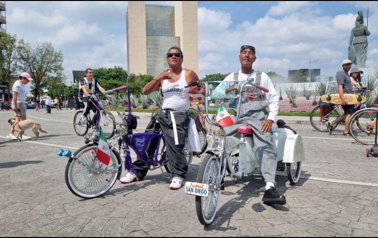Berna (izquierda, bici morada) y Jesús (derecha bici rosa con blanca). EL INFORMADOR/R. BOBADILLA
