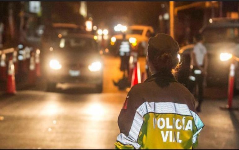 El sujeto encendió su vehículo y trató de fugarse del lugar, ocasionando el accidente y proyectando a la policía vial hacía otro automotor que no estaba en circulación. EL INFORMADOR / ARCHIVO