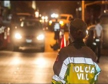 El sujeto encendió su vehículo y trató de fugarse del lugar, ocasionando el accidente y proyectando a la policía vial hacía otro automotor que no estaba en circulación. EL INFORMADOR / ARCHIVO