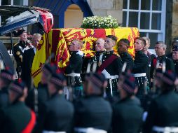 A la salida del palacio, se escuchó el sonido de una gaita mientras el ataúd era colocado en el coche fúnebre. AP / P. Byrne