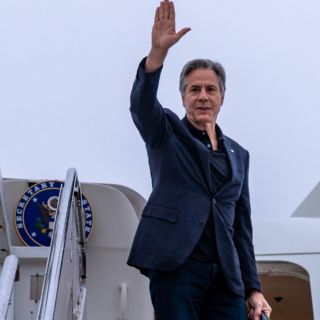 Ebrard recibe a Antony Blinken a su llegada a México