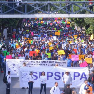 Burócratas llegan al Congreso de Jalisco; rechazan reforma al Ipejal