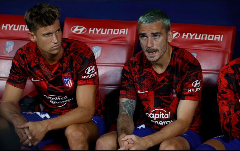 El Barcelona considera que la cesión de Antoine Griezmann (D) fue por una temporada, no por dos. EFE / J. Martín