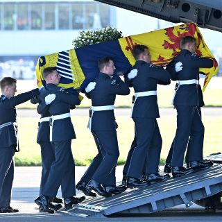 El féretro de Isabel II parte desde Escocia hacia Londres