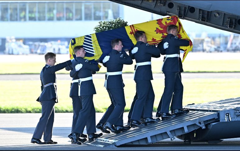 El féretro, con los restos de la reina Isabel II, fallecida con 96 años, partió este martes desde el aeropuerto de Edimburgo, en Escocia, hacia Londres. AFP / P. Ellis