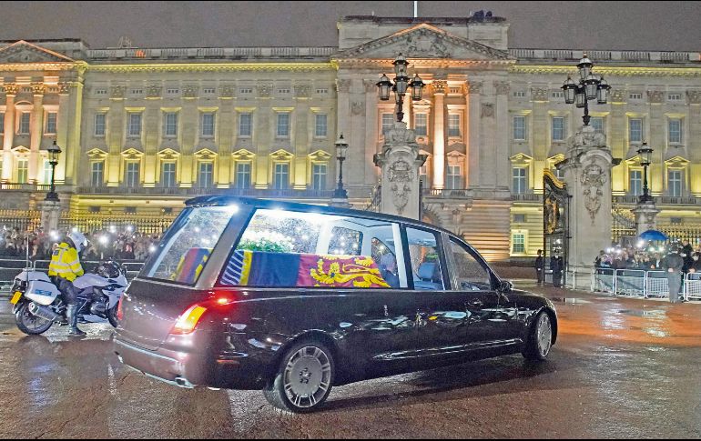 El cuerpo de la reina Isabel II llegó procedente de Escocia en un avión de la Fuerza Aérea Británica y fue llevado al Palacio de Buckingham, donde pasó la noche. AFP