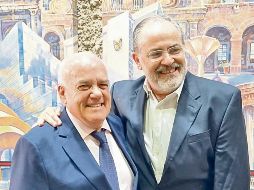 Horacio Fernández, director de Tajín (izquierda), y Fernando Petersen, secretario de Salud de Jalisco, también fueron reconocidos. EL INFORMADOR/ E. Gómez