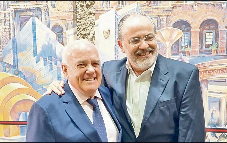 Horacio Fernández, director de Tajín (izquierda), y Fernando Petersen, secretario de Salud de Jalisco, también fueron reconocidos. EL INFORMADOR/ E. Gómez