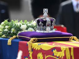 Un carro de armas transporta el ataúd, custodiado por la guardia real, con sus uniformes rojos y gorros de piel de oso negros, y la corona imperial encima. AP / D. Leal