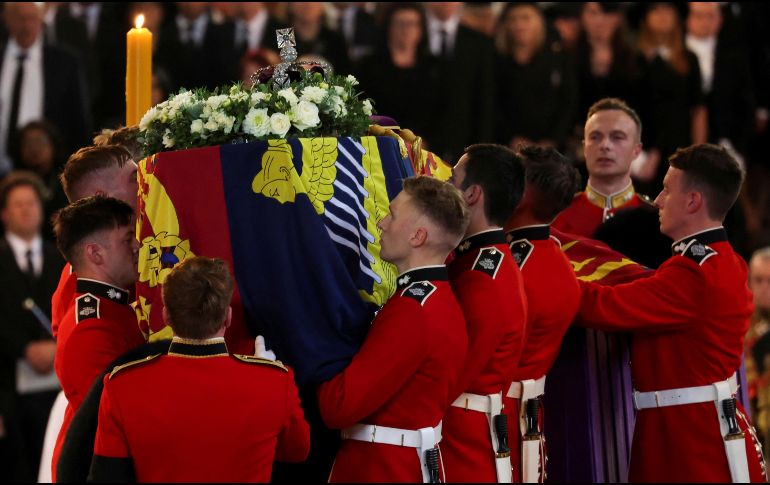 Los medios británicos especulan con que unos 750 mil ciudadanos esperarán pacientemente para despedirse de la reina Isabel II. AP / P. Noble