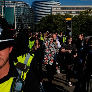 Horas, sudor y lágrimas en la fila para ver a Isabel II