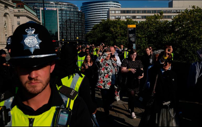 Más de 24 horas de espera para ser los primeros en ver el féretro de la reina. AP / K. Cheung
