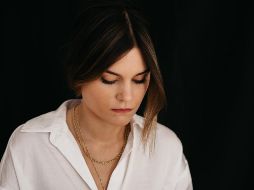 Elvira Sastre, una de las poetas más leídas y reconocidas entre el público juvenil, ganadora del Premio Biblioteca Breve, ofrecerá una velada inolvidable el jueves 1 de diciembre, a las 18:00 en el Salón 6. CORTESÍA