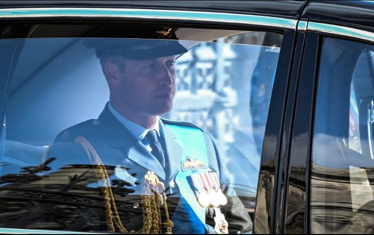 PRÍNCIPE GUILLERMO. En 1997, los dos hermanos, que tenían 15 y 12 años, tuvieron que hacer lo mismo tras el féretro de su madre Diana, muerta en un accidente de coche en París. AFP / C. de Souza