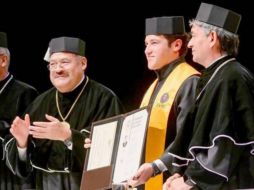El gobernador se graduó con honores de su tercer doctorado, el cual cursó en la UANL. ESPECIAL